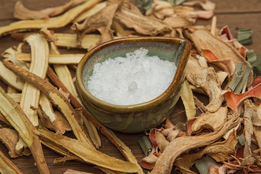 樟腦精油 – 高效驅蟲但需謹慎使用
